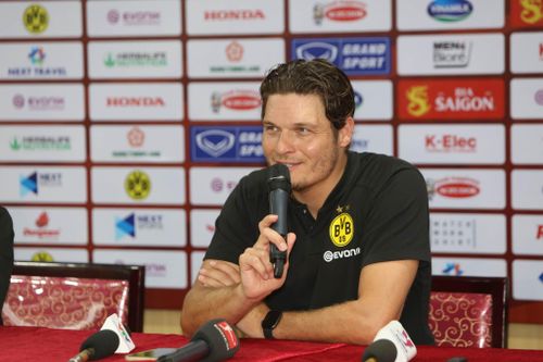 Thua tuyển Việt Nam, HLV Dortmund thất vọng hẹn tái đấu