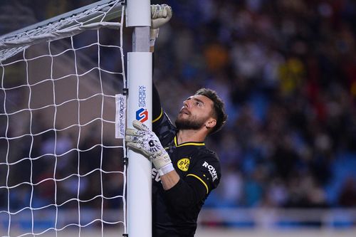 Sự cố xấu hổ trên sân Mỹ Đình khiến cầu thủ Việt Nam, Dortmund ngán ngẩm
