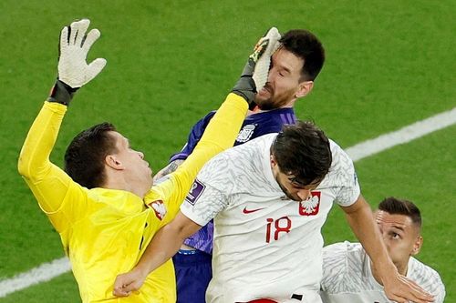 VAR giúp Messi kiếm phạt đền cho Argentina thế nào