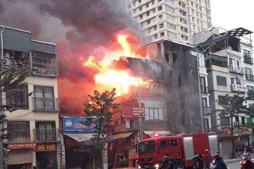 Hà Nội: Ngôi nhà bốc cháy dữ dội trên phố Minh Khai