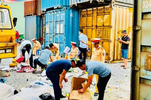 Cục CSGT phát hiện 2 container hàng nghi nhập lậu tại ga Sóng Thần