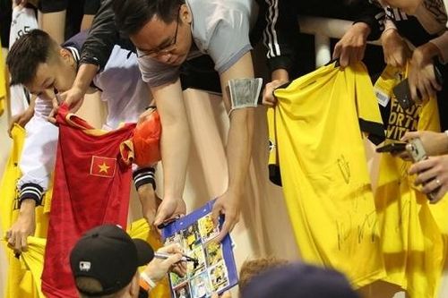 Cầu thủ CĐV Việt Nam chụp ảnh, xin chữ ký Mats Hummels, Marco Reus sau trận giao hữu