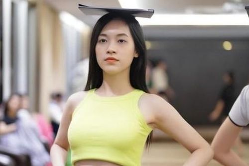 Thí sinh Hoa hậu Việt Nam đội sổ, ngậm đũa catwalk với mặt mộc