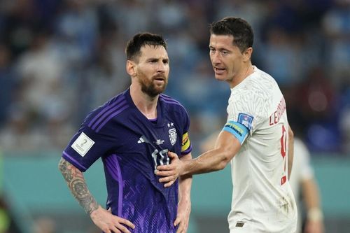Messi từ chối bắt tay Lewandowski sau khi bị phạm lỗi