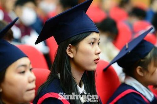 Trao 140 suất học bổng cho Thủ khoa và sinh viên có hoàn cảnh khó khăn