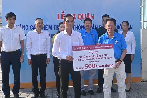 Ra quân vận động người dân tham gia và tặng BHXH, BHYT tại Bến Tre