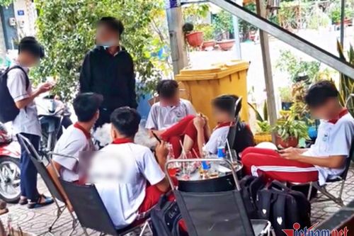 Học sinh 'phả khói' vào mặt bạn, nhà trường đau đầu tìm cách ngăn chặn