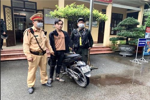 Đang mang tài sản trộm cắp đi tiêu thụ thì bị bắt