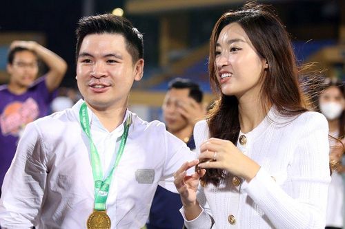 Hai lần ra sân cổ vũ bóng đá, Đỗ Mỹ Linh diện đồ đơn giản hơn nửa tỷ đồng