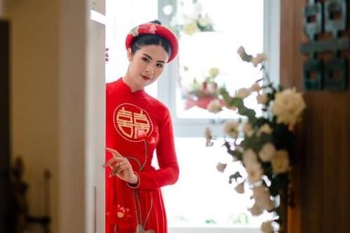 500 đóa sen trắng muốt tạo dòng suối hoa thơ mộng trong lễ ăn hỏi, rất có thể Ngọc Hân sẽ là cô dâu Hoa hậu đầu tiên không diện váy cưới?
