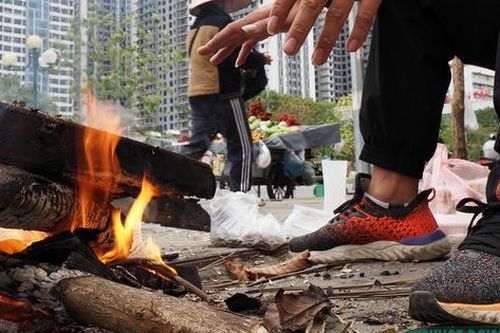 Người Hà Nội co ro, đốt lửa sưởi ấm giữa đường trong ngày rét nhất từ đầu mùa