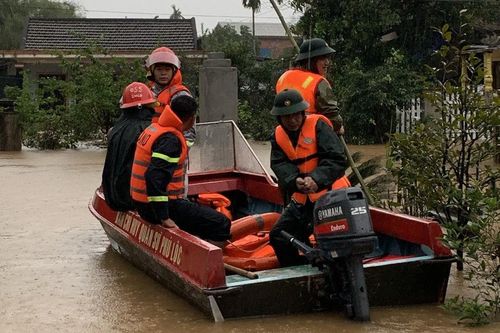 Huế: Mưa lớn, một người dân bị nước lũ cuốn mất tích