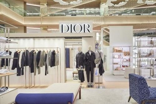 Chuyện TikToker Việt mặc luộm thuộm vào cửa hàng Dior