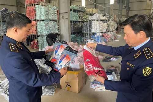 Phát hiện kho chứa 30.000 bộ quần áo adidas, Nike giá 55.000 đồng/bộ