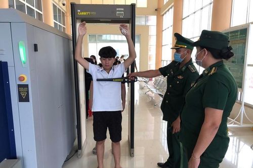 Tiếp nhận 97 công dân Việt Nam từ Campuchia trở về