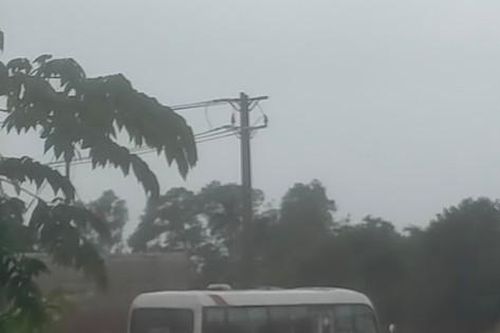 Mưa như trút nước khiến Quốc lộ 1A đoạn qua Thừa Thiên - Huế ách tắc vì ngập
