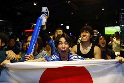 Tokyo vỡ òa vì chiến tích của tuyển Nhật Bản