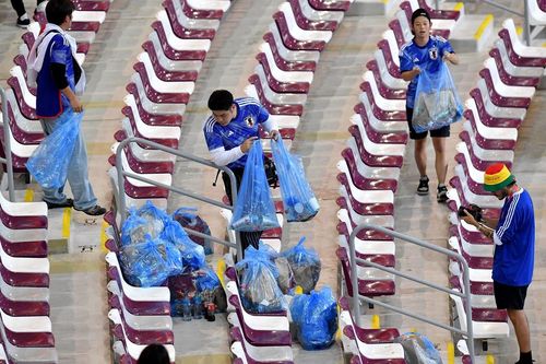 CĐV Nhật Bản lại khiến thế giới nể phục sau khi đội nhà hạ Tây Ban Nha