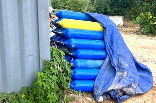 Phát hiện kho chứa bình khí cười dưới chân cầu ở Đà Nẵng