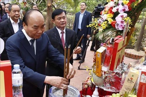 Chủ tịch nước dâng hương tưởng niệm nữ sĩ Hồ Xuân Hương, các Anh hùng liệt sĩ tại Nghệ An