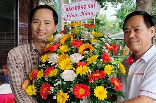 Nhà báo Văn Phong ra mắt sách Lên rừng xuống biển 3