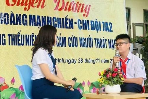 Bộ trưởng GD&ĐT tặng bằng khen cho học sinh lớp 7 cứu người