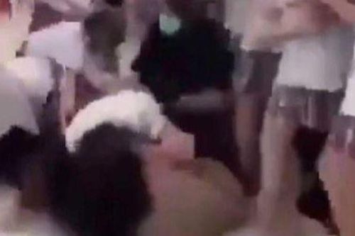 TPHCM lại xuất hiện clip nữ sinh đánh nhau trong trường học
