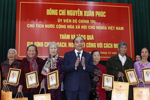 Chủ tịch nước tặng quà cho gia đình chính sách, có công ở xã Quỳnh Đôi