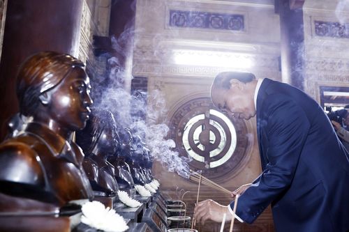 Chủ tịch nước Nguyễn Xuân Phúc dâng hương các bậc anh hùng đất nước