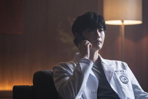 Lee Jong Suk đặt bom uy hiếp đàn anh Kim Rae Won trong trailer Âm Lượng Hủy Diệt