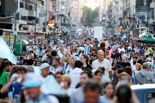 Người Argentina xuống đường ăn mừng đội tuyển vào tứ kết World Cup 2022