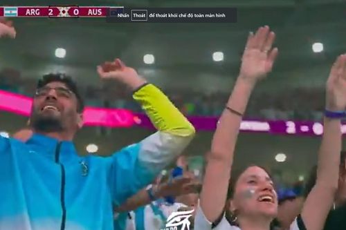 CĐV vái lạy Messi