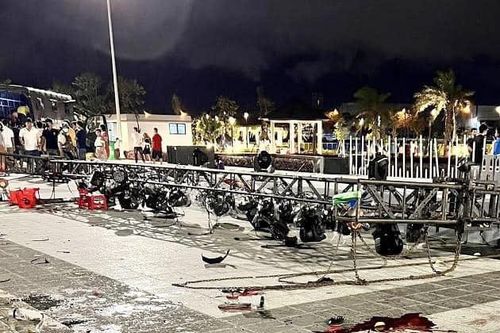 Sập dàn đèn sân khấu nhạc nước ở Bình Dương, nhiều người bị thương