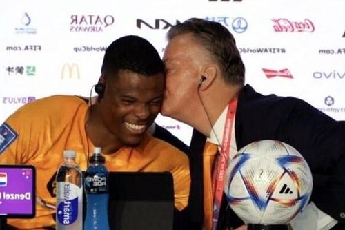 Van Gaal hôn trò cưng trong phòng họp báo