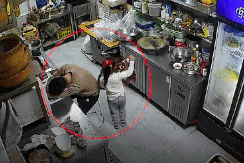 Hành động của bé gái khiến người cha bật khóc