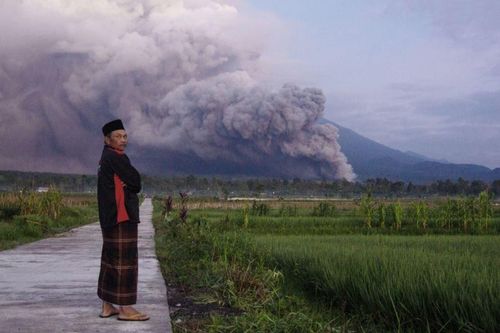 Núi lửa phun trào 1,5 km, Indonesia phát báo động cao nhất