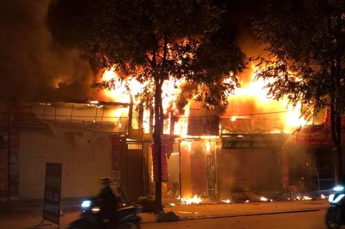 Cháy dữ dội dãy nhà ở Phú La, quận Hà Đông
