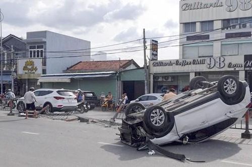 Đâm dải phân cách, ô tô ở TPHCM 'lấm lưng trắng bụng' giữa đường