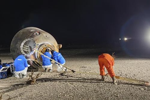 Tàu Thần Châu-14 đưa các phi hành gia trở về Trái Đất an toàn