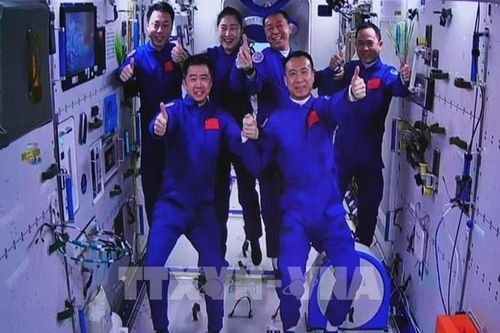 Tàu Thần Châu-14 đưa các phi hành gia trở về Trái Đất an toàn