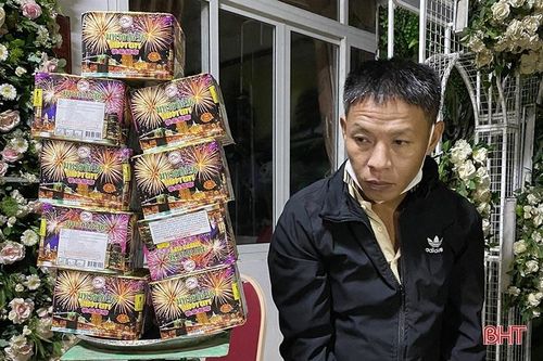 Ra tù gần một năm, tiếp tục bị bắt vì tàng trữ hơn 10 kg pháo hoa nổ