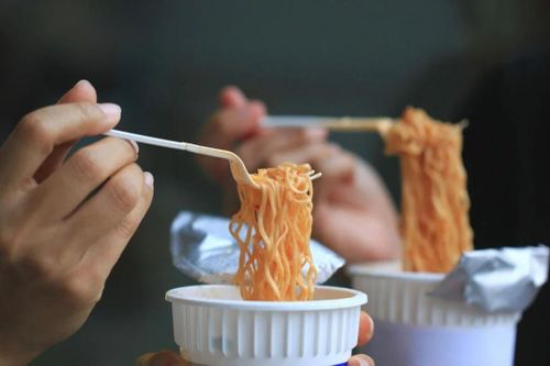 Bữa trưa nhiều tinh bột, thiếu chất xơ của dân văn phòng