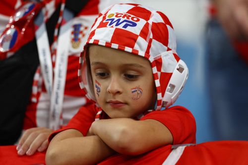 Hai nửa trái ngược trên khán đài trận Nhật Bản - Croatia
