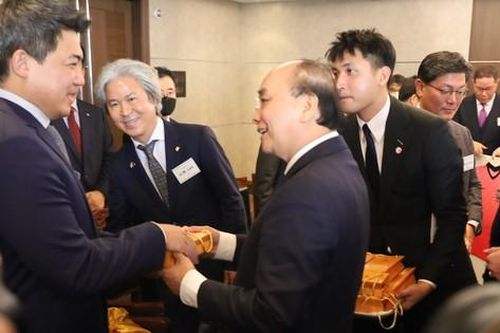 Chủ tịch nước Nguyễn Xuân Phúc tiếp các tập đoàn hàng đầu Hàn Quốc đầu tư vào Việt Nam