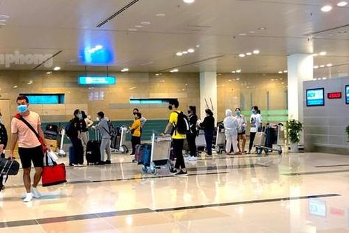 'Cầm nhầm' đồng hồ ở sân bay, người đàn ông đưa ngay cho vợ