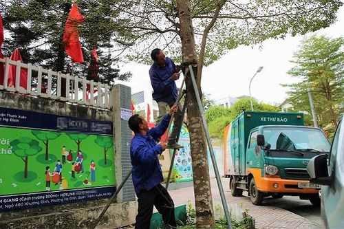 Hà Nội bắt đầu tháo 'gông sắt' cho cây xanh