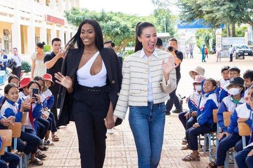 Hoa hậu Siêu quốc gia Lalela Mswane diện đồ gợi cảm quá mức khi đi từ thiện