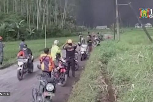 Indonesia sơ tán người dân do núi lửa phun trào