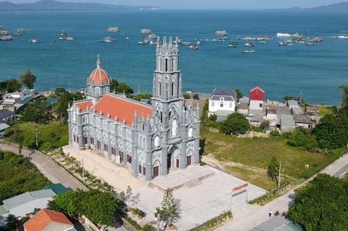 Ngắm nhà thờ công giáo tuyệt đẹp trên đảo Thanh Lân