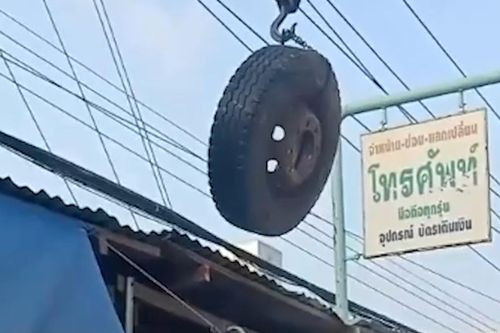 Ô tô tải nổ lốp, bánh xe văng lên mái nhà dân ở Thái Lan